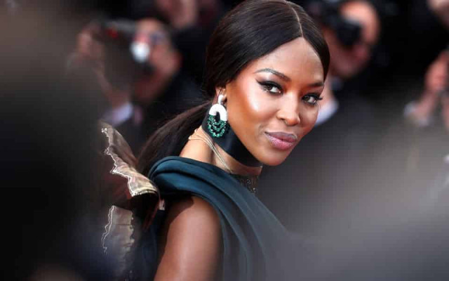 Наоми Кэмпбелл в костюме с этническим принтом на неделе моды в Африке 