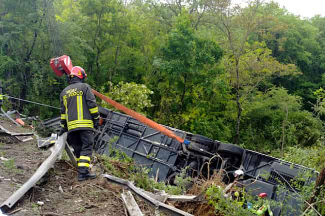 В Италии перевернулся автобус с иностранными туристами (Фото)