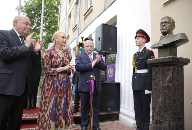 Памятник Кобзону открыли в Москве