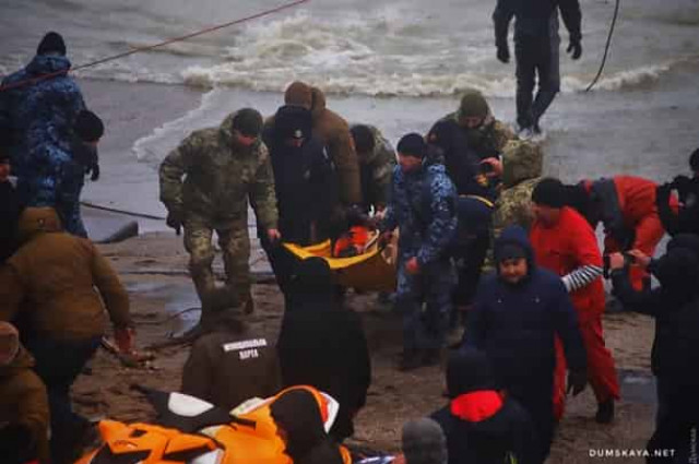 С перевернувшегося танкера в Одессе спасли экипаж