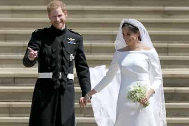 «Платье Меган Маркл» начали продавать дешево
