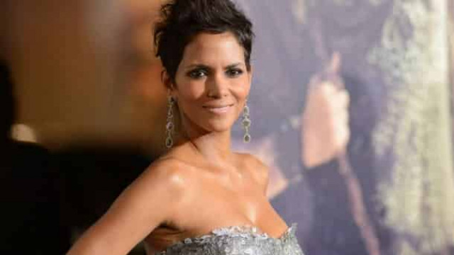  Обнаженная Холли Берри нежится в пенной ванне (фото)
