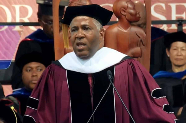 Американский миллиардер пообещал выпускникам оплатить их долги 