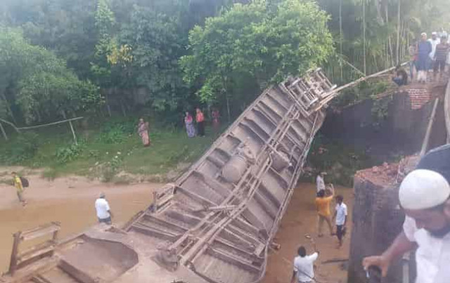 В Бангладеш поезд сошел с рельсов, есть погибшие