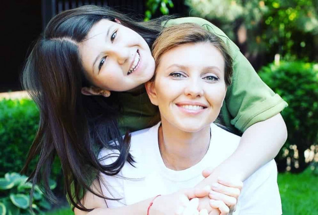 Дочку Зеленського зняли з їжею для бідних: фотофакт