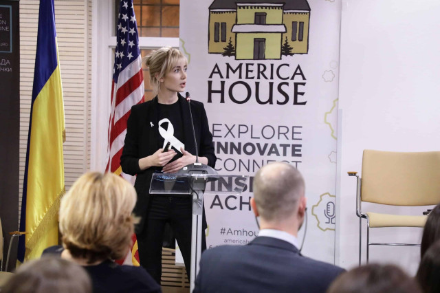 В Украине отмечается День «Белой ленты» (ФОТО)