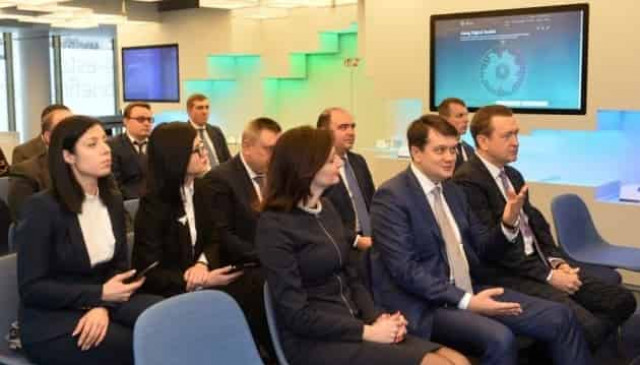 Razumkov visits e-Estonia administrative services center