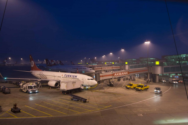 Полицейские устроили стрельбу в турецком аэропорту
