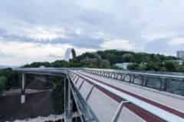 Скляний міст у Києві зруйнували менш ніж за добу після його відкриття (Фото)