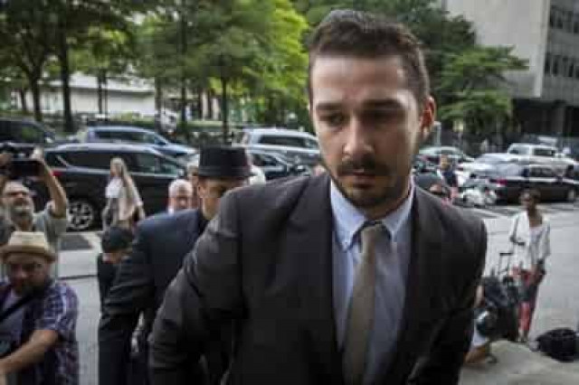 Шайя ЛаБеф травмировался при попытке пробить головой стекло
