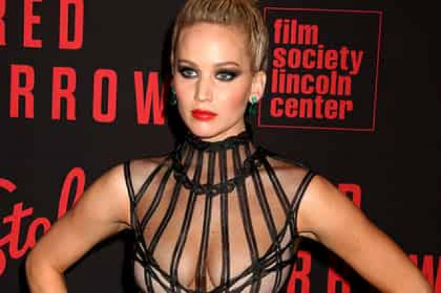 Дженнифер Лоуренс снова смутила общественность откровенным нарядом
