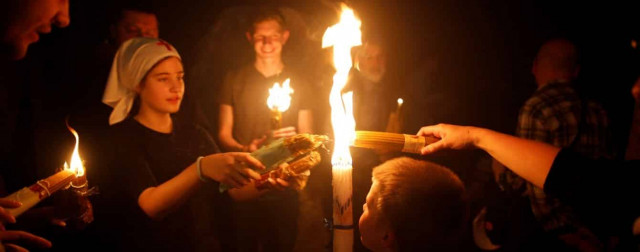 В Украину сегодня привезут Благодатный огонь