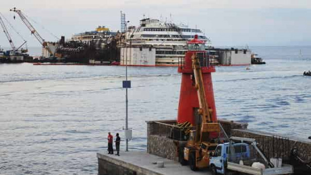 Лайнер Costa Concordia прибыл в Геную для утилизации