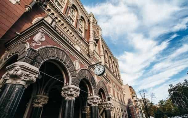 Нацбанк скуповує дешевий долар