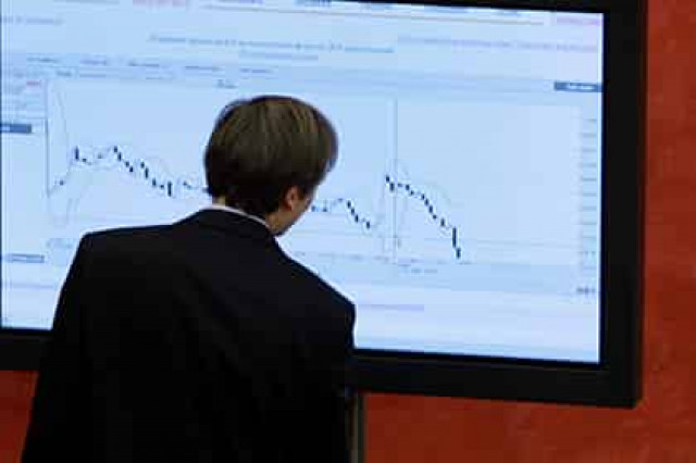 Рубль подешевел к доллару и евро на фоне решения ОПЕК
