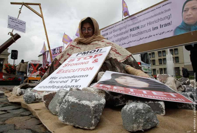 В Брунее будут забивать камнями людей