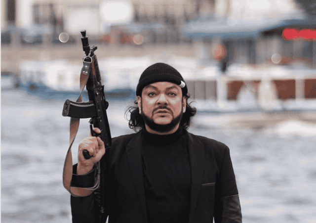 Кіркоров вийшов на вулиці Петербурга з автоматом в руках