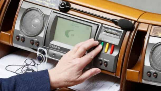 Будущих нардепов в Раде учат жать на кнопки