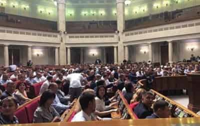 Нардепы будут сидеть в Раде до утра
