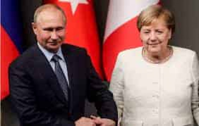 Меркель заинтересовало пальто Путина