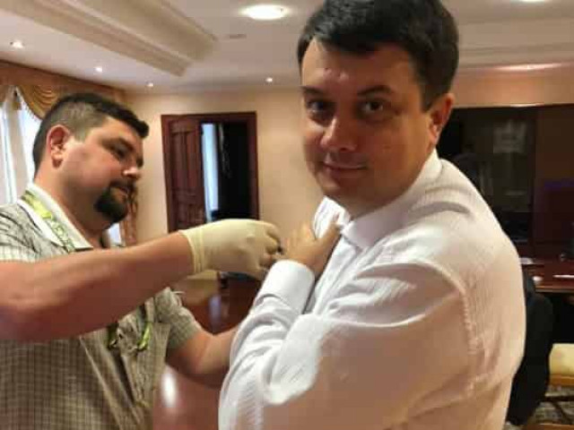 Известным «слугам народа» сделали прививки: чего испугались нардепы (фото)