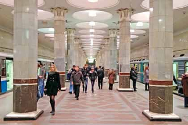 В московском метро полицейский ранил мужчину
