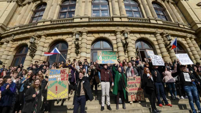 Тысячи чехов вышли на акцию протеста против премьера
