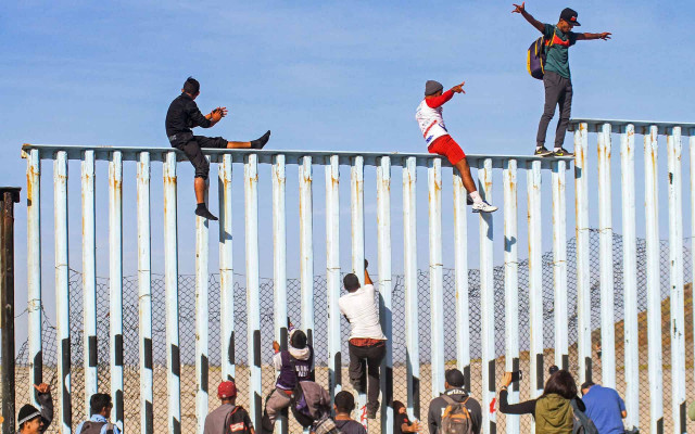 Трамп приказал ужесточить условия допуска мигрантов