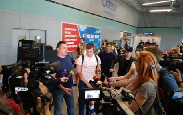 В Україну повернулися ще п'ятеро затриманих моряків