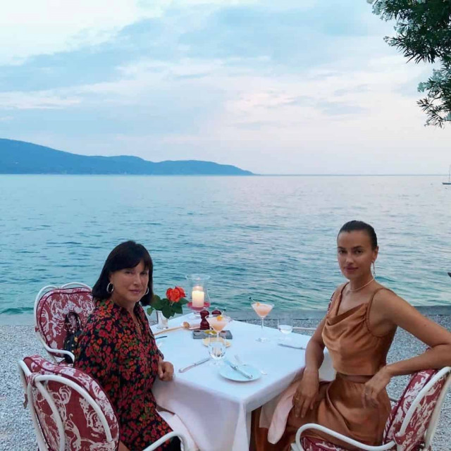 Irina Shayk posts photos of her and her mother on vacation