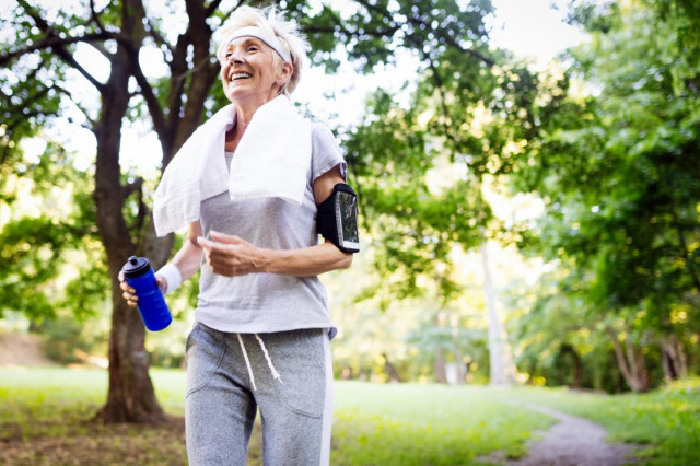 61-річна жінка каже, що перебуває в найкращій формі свого життя: ось що на неї вплинуло
