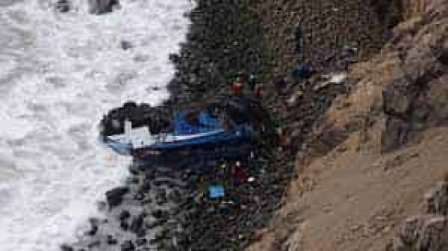 Число жертв падения автобуса в пропасть в Перу возросло до 33 человек
