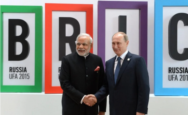 Моді під час саміту у Китаї похизувався дружніми обіймами з Путіним
