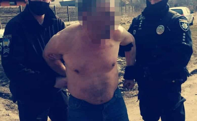 Мужчина на улице схватил и начал душить девочку-подростка