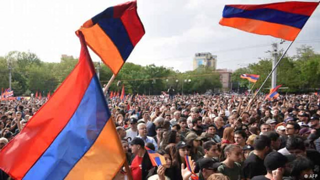 Оппозиционные активисты блокируют улицы в центре Еревана
