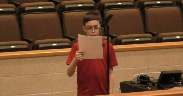 Подростка выгнали из школы из-за надписи на рубашке
