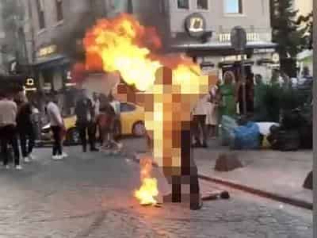 В Стамбуле мужчина поджег себя на глазах у прохожих
