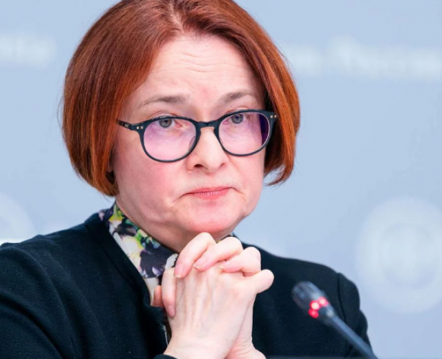 На главу Центробанка РФ давят из-за проблем в экономике, - Bloomberg
