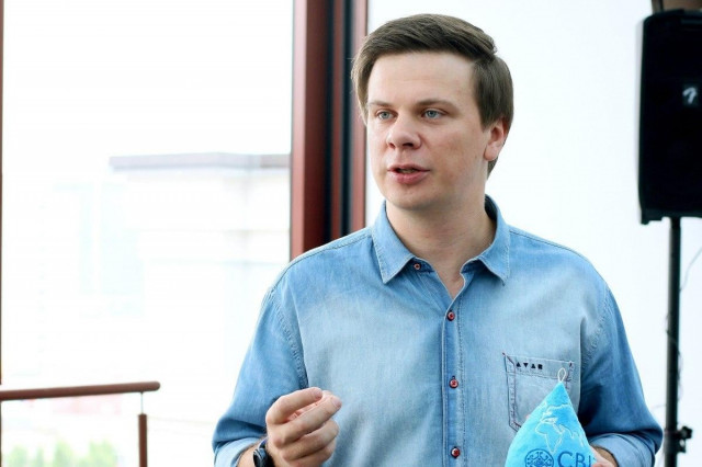 Близька людина Дмитра Комарова прокоментувала його розлучення з дружиною
