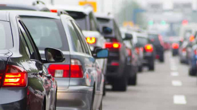 На выезде из Запорожья стоят сотни машин: нет движения из-за обстрелов
