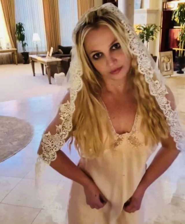 «Она все еще в заключении» Фанаты Бритни Спирс снова бьют тревогу
