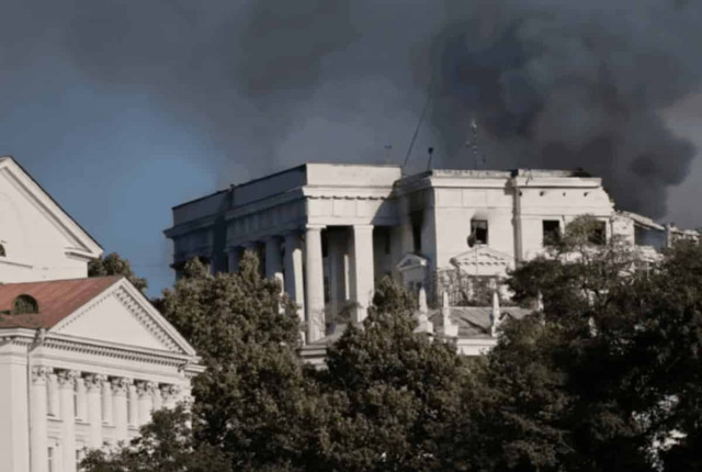 Сидять у кущах: у Криму вистежують людей, які знімають зруйнований штаб ЧФ РФ
