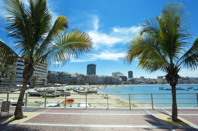 Шезлонги, морозиво, пиво: названо найдешевші пляжі Європи цього літа
