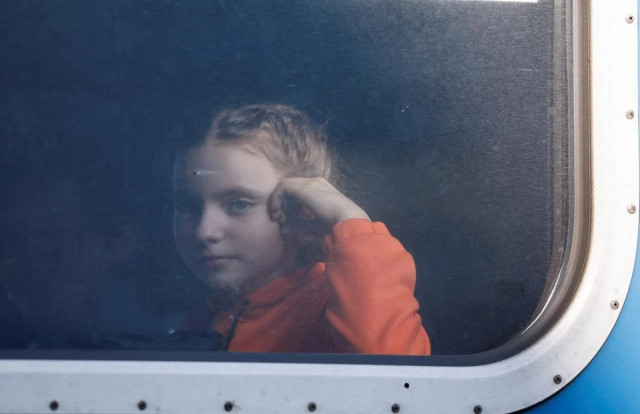 В Україні розслідують незаконний виїзд за кордон родичів київських чиновників
