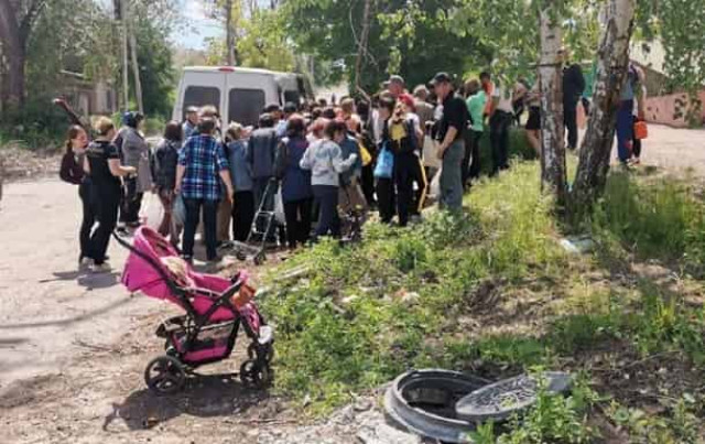 В очереди за едой мариупольцы стоят по шесть часов