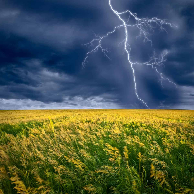 В п'ятницю до України прийде грозовий фронт: синоптики назвали регіони, які накриє першими
