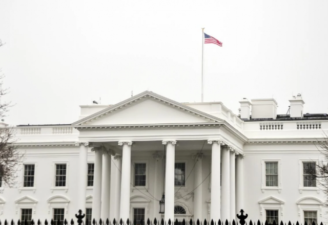 Тиск, а не повага: Білий дім не повинен знімати з Путіна відповідальності, - Bloomberg