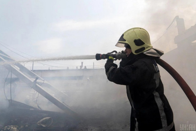 Росія атакувала підприємство у Харкові: сталася пожежа, є поранені
