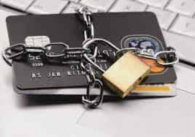 Банки автоматически арестовывают карты украинцев