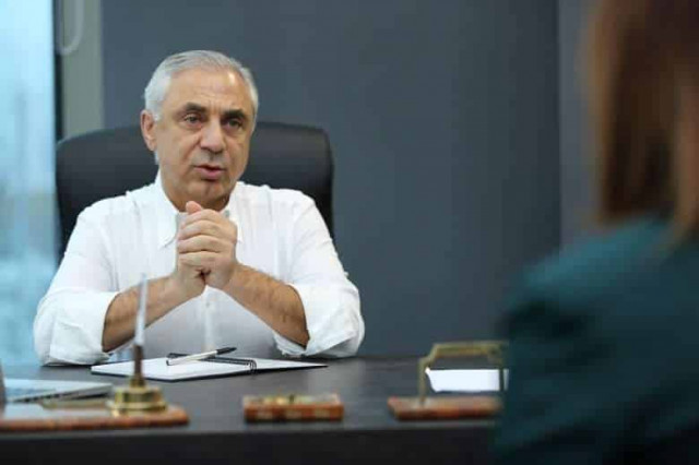 Никола Пашиняна либо обманывают, шантажируют и заставляют подписывать документы, либо этот сценарий в его пользу. Артак Товмасян